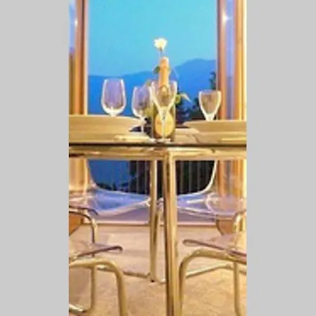 Giallo Casa Lenno